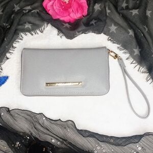 *New* Betsy Johnson (Clutch) Wristlet 🩶 🩷